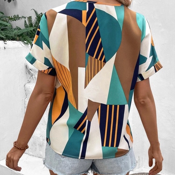 NWOT. Abstract Print V-neck Rolled sleeves Size XXL… - Picture 2 of 3